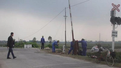 Nữ sinh lớp 10 bị tàu hoả tông rơi xuống sông, tử vong