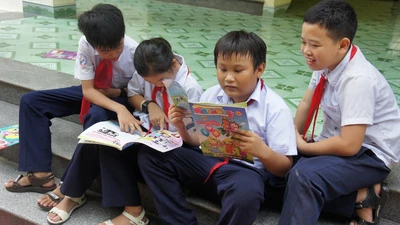 Thăm, tặng quà cho học sinh Trường Tiểu học Trường Sa