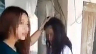 Xôn xao clip nữ sinh lớp 9 bị đánh cho nổi... Facebook