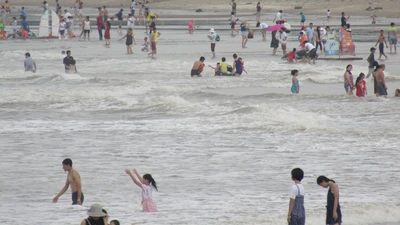 Bất chấp cảnh báo bão số 2, du khách vẫn tắm biển
