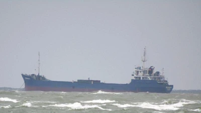 Bão đổ bộ, tàu chở 13 người mất tích trên biển