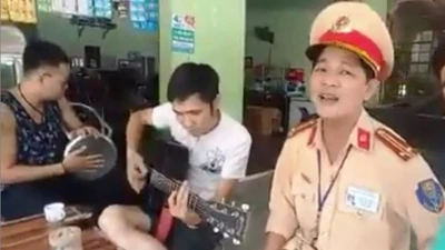 Xôn xao clip trung tá CSGT hát cùng người vi phạm
