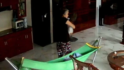 Osin bị tố bạo hành trẻ: 'Tôi lỡ tay ủi bé'