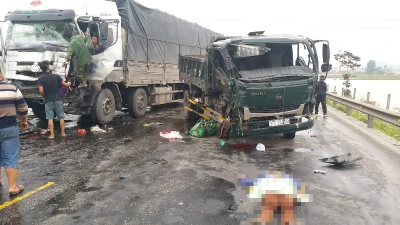 Ba xe tải tông nhau, 1 phụ nữ chết thảm