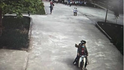 Đi xe máy chở 4 xông vào trường đánh học sinh lớp 9 