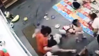 Clip trẻ mầm non bị đánh liên tiếp trong phòng học