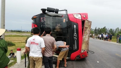 Tạm giam tài xế làm lật xe khách, 2 chị em tử vong