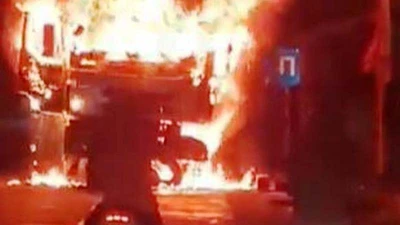 Xe tải cháy dữ dội sau cú tông vào người đi xe máy