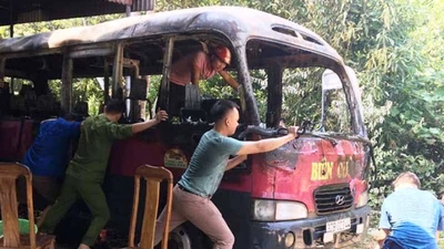 Cháy xe khách nghi do thắp hương cúng rằm 