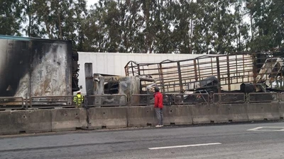 Tránh hiện trường tai nạn, xe container đâm xe tải, bốc cháy