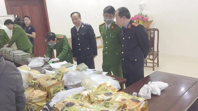 Bắt 4 kẻ đi trên xe ô tô chở 8 bao tải 'khủng' nghi ma túy