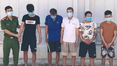 Công an bắt 5 người trộm chó, nhà nào mất chó đến nhận về 