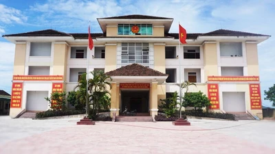 Tạm đình chỉ 3 phó chủ tịch cấp xã ký giấy cho người về từ vùng dịch