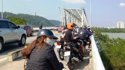 Tìm thấy thi thể người bỏ xe Hyundai Santafe ở cầu Bến Thủy nhảy sông