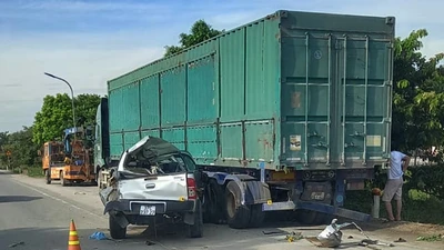 Ô tô bán tải tông xe container đang đậu, 6 người thương vong 