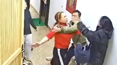 Tạm giữ hình sự người phụ nữ hành hung hàng xóm chung cư ở Hà Nội