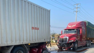 Xe con bị cuốn vào gầm trong tai nạn liên hoàn, 3 người bị thương