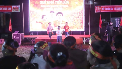 Hàng ngàn người về quê nhà Đình Bắc, lắp màn hình lớn 'tiếp sức' U23 Việt Nam