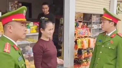 Người lạ đi ô tô tặng biển quảng cáo có QR đánh bạc cho các hộ kinh doanh