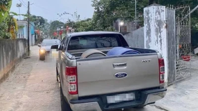 Đỗ xe bán tải chắn ngõ bị quay clip: Phạt tài xế 5 triệu, trừ điểm bằng lái