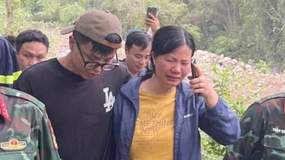 Nước mắt hạnh phúc của người mẹ khi tìm thấy con trai lạc ở núi Tam Đảo