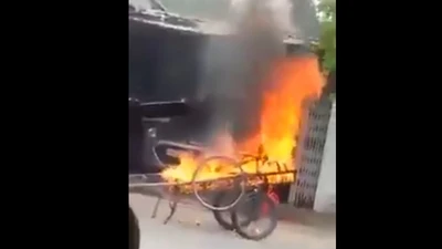 Đậu xe trước nhà, bị chủ nhà ra... đốt xe