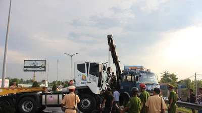 Xe container mất lái chắn ngang QL1A gây ách tắc giao thông