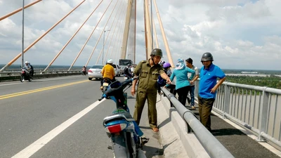 Tháo dây chuyền nhờ bạn giữ giùm rồi nhảy cầu tự tử