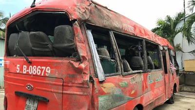 Xe khách đâm cột điện, 12 người thương vong