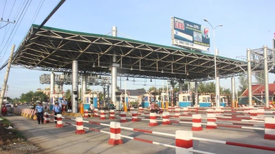  Bắt đầu từ 9 giờ sáng nay (30-11), trạm thu phí BOT Cai Lậy sẽ chính thức thu phí (ảnh ĐÔNG HÀ)