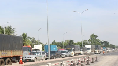 Do ùn tắc nên đến 12gio72 45 phút trưa 30-11, BOT Cai Lậy phải xả trạm (ảnh ĐÔNG HÀ)​