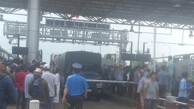  Rối beng tại BOT Cai Lậy, xe hất tung barie 