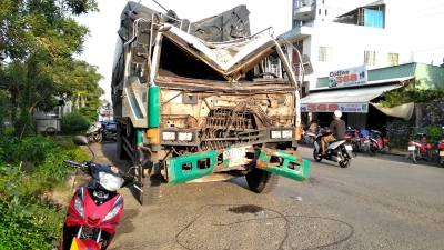 Xe tải tông gãy trụ điện, sập hiên nhà