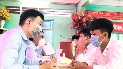 Tăng chăm lo, trả lương cao để thu hút lao động trở lại TP.HCM