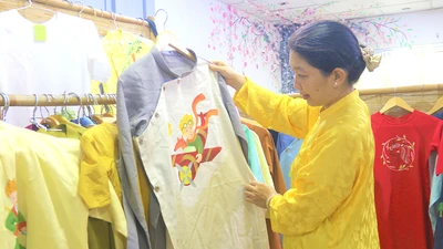 Vẽ lên áo dài hình ảnh “dế mèn phiêu lưu ký” và “hoàng tử bé”