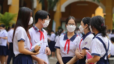 Nhiều ý kiến cho rằng cần đánh giá kỹ sự cần thiết của việc cấp CCCD cho trẻ dưới 14 tuổi, bởi các giao dịch ở độ tuổi này đều thông qua người giám hộ. Ảnh: HOÀNG GIANG