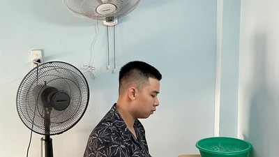 Anh Trần Trí Thiện, ngụ quận Gò Vấp, cho biết do thời tiết nắng nóng nên anh phải dùng hai cây quạt, tận dụng để thau nước nhằm làm mát phòng. Ảnh: TRẦN MINH