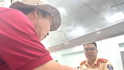 Người dân đến làm thủ tục đăng ký xe tại Đội Đăng ký, quản lý phương tiện giao thông cơ giới đường bộ TP.HCM. Ảnh: HUỲNH THƠ