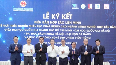 Tại hội thảo, năm cơ sở giáo dục đại học ký kết hợp tác nhằm thống nhất kế hoạch phát triển trong tương lai về ngành chip bán dẫn. Ảnh: MINH TRƯỜNG