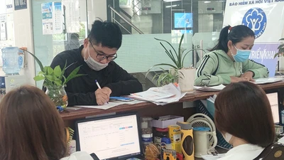 Người dân đến cơ quan BHXH TP.HCM làm thủ tục BHXH, BHYT. Ảnh: NGUYỄN HIỀN