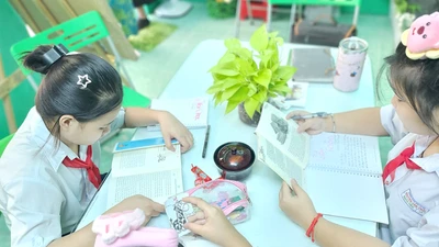 Học sinh vi phạm nội quy Trường THCS Nguyễn Văn Trỗi đang chăm chú đọc sách tại thư viện. Ảnh: NGUYỄN QUYÊN