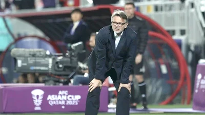 HLV Troussier thất vọng sau trận thua Indonesia và chính thức bị loại. Ảnh: NG.LINH