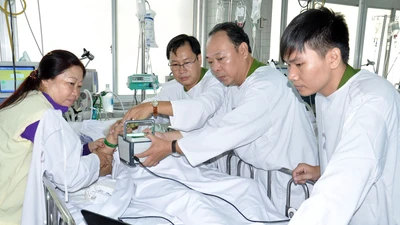 Cuối tuần vào bệnh viện làm CMND cho bệnh nhân