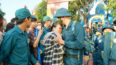 TP.HCM: Phụ huynh xúc động khi tiễn con lên đường nhập ngũ