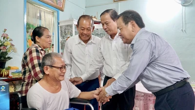 Hình ảnh xúc động tại buổi trao quà cho bà con ngư dân Bà Rịa-Vũng Tàu