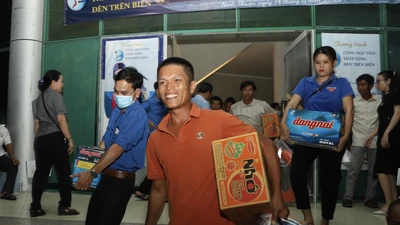 Toàn cảnh Chương trình 'Cùng ngư dân thắp sáng đèn trên biển' đến với ngư dân Ninh Thuận