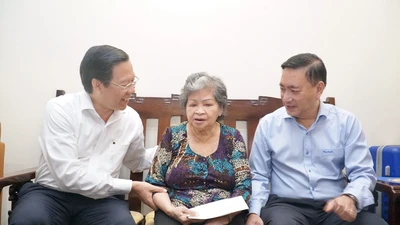 Chủ tịch TP.HCM Phan Văn Mãi thăm gia đình chính sách tiêu biểu