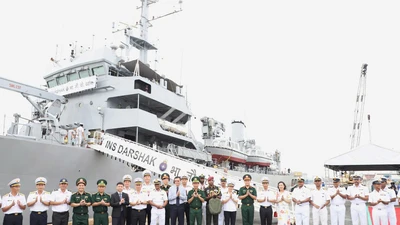 Tàu Hải quân Ấn Độ INS Darshak cập cảng Bến Nhà Rồng, thăm TP.HCM