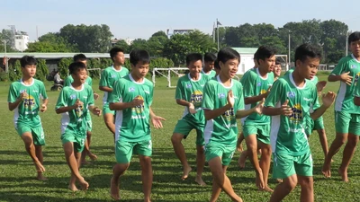 Cầu thủ Nutifood không mang giày đá với đối thủ Nhật