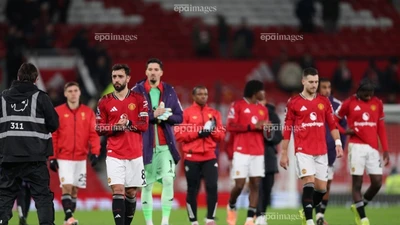 Ngã đau tại Old Trafford, Man United đi vào cửa tử